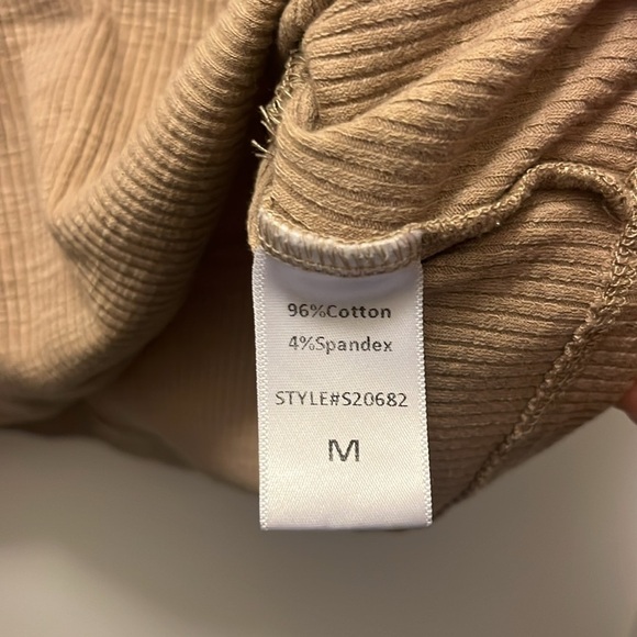 Mustard seed tan ribbed crop top with ruffled sleeves size medium - Picture 3 of 6